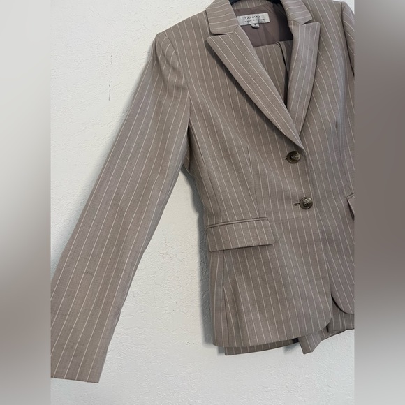 Suit - Picture 8 of 9